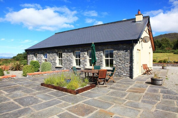 Outdoor dining - Bar Cillatah - Close to Kenmare - Great Views over Kenmare Bay (Kenmare)