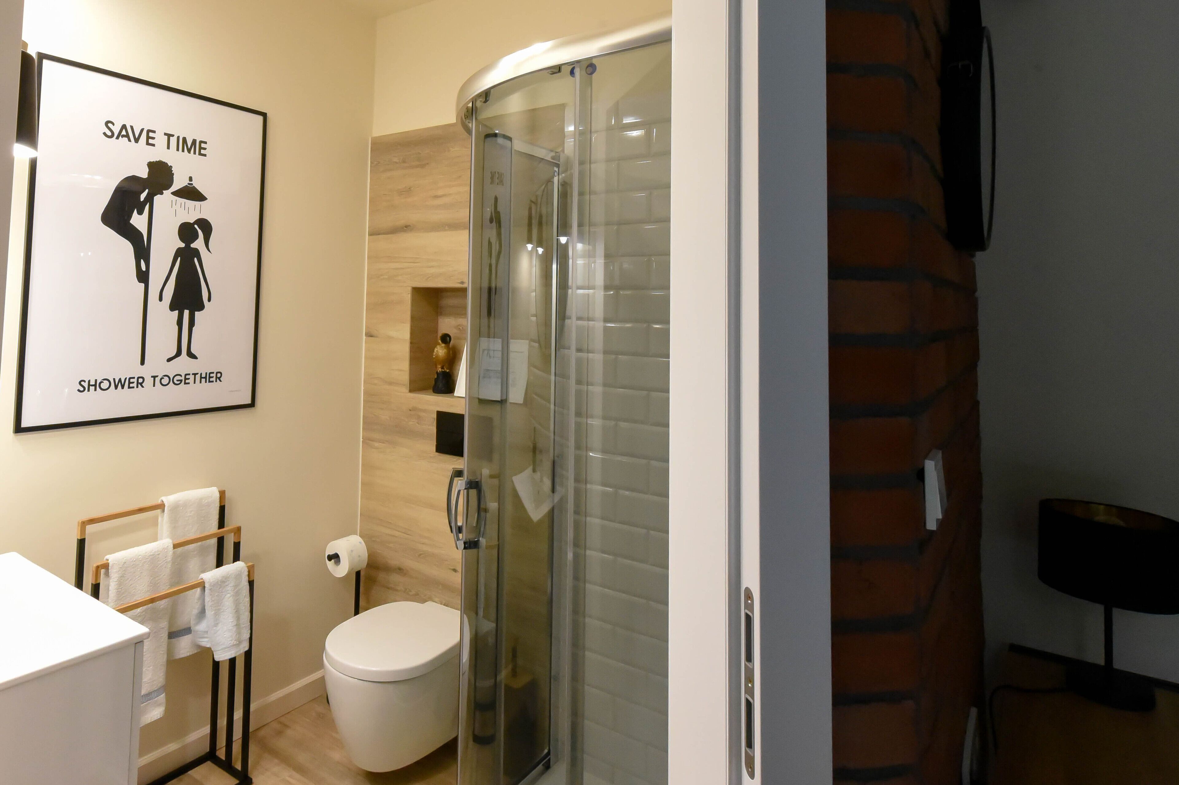 Een douche, een haardroger, handdoeken, zeep