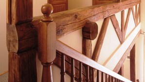 Eine Holztreppe mit Handlauf und Geländer.