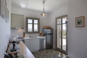 Refrigerador, horno, lavavajillas y cafetera y tetera 