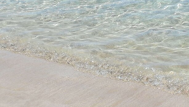 A sandy beach with clear shallow water. - Ktima Grammeno Villa (Gialos)