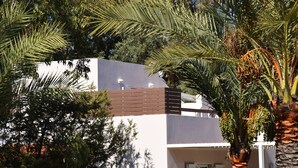 A modern building with a flat roof, large windows, and a balcony. - Ktima Grammeno Villa (Gialos)