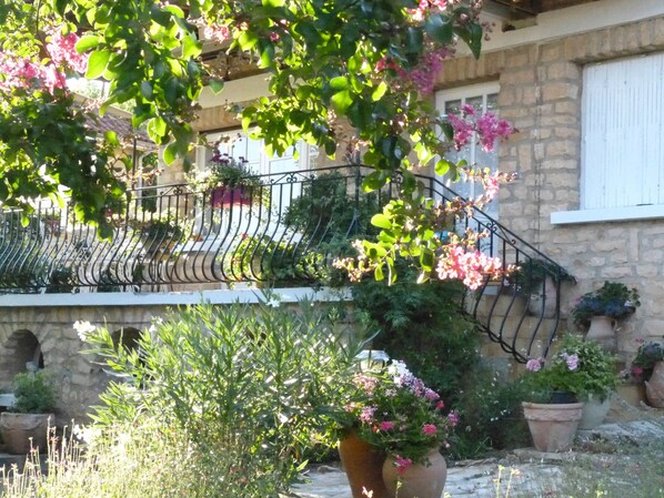 Exterior detail - Monet, beautiful apartment in Sarlat. Ideal for couples. Free parking & WiFi (Sarlat-La-Canéda)