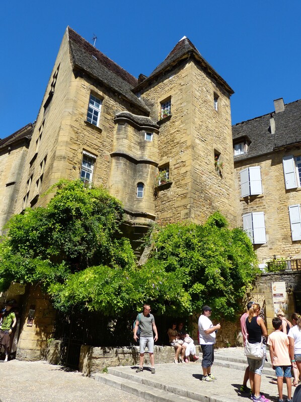A historic stone building with a turret and multiple windows. - Monet, beautiful apartment in Sarlat. Ideal for couples. Free parking & WiFi (Sarlat-La-Canéda)