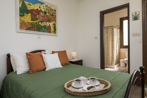 2 bedrooms, desk, iron/ironing board, WiFi