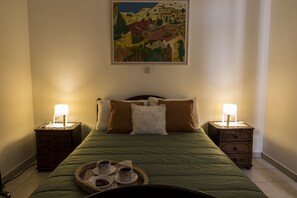 2 bedrooms, desk, iron/ironing board, WiFi