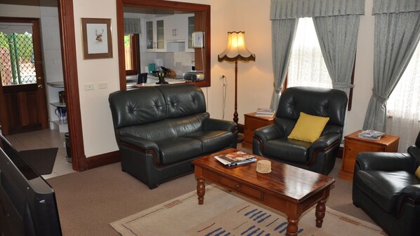 Fernseher, DVD-Player, Bücher, Stereoanlage