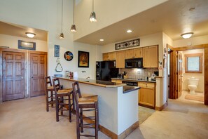 Fridge, oven, stovetop, dishwasher