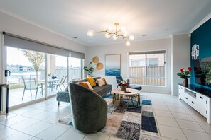 Living area - Waterfront Grand Villa in Sanctuary Lakes (Point Cook)