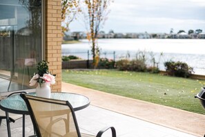 Outdoor dining - Waterfront Grand Villa in Sanctuary Lakes (Point Cook)