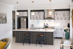 Oven - Waterfront Grand Villa in Sanctuary Lakes (Point Cook)