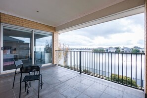 Outdoor dining - Waterfront Grand Villa in Sanctuary Lakes (Point Cook)