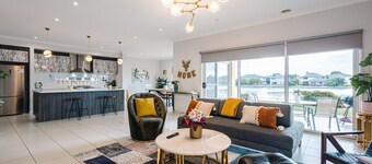 Waterfront Grand Villa in Sanctuary Lakes