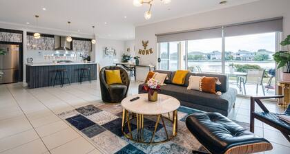 Waterfront Grand Villa in Sanctuary Lakes