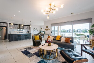 Waterfront Grand Villa in Sanctuary Lakes