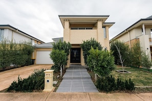 Exterior - Waterfront Grand Villa in Sanctuary Lakes (Point Cook)