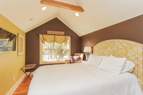 The Oriole, hot tub, walk or Bike to Saugatuck!