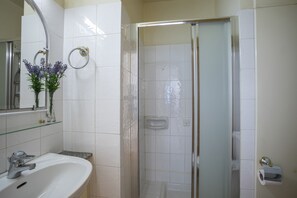 Dusche, Haartrockner, Handtücher