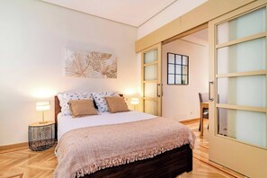 3 slaapkamers, een strijkplank/strijkijzer, gratis wifi, beddengoed