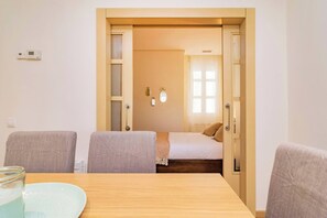 3 slaapkamers, een strijkplank/strijkijzer, gratis wifi, beddengoed