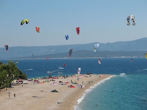 Una playa cerca, sillas reclinables de playa, toallas de playa