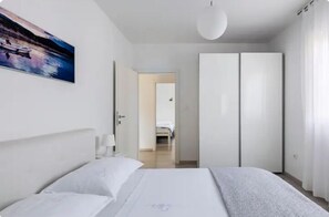 3 bedrooms, in-room safe, iron/ironing board, free WiFi