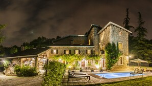 A stone building with a swimming pool, outdoor seating, and a covered area. - Il Giardino di Sibilla With Pool (Castelgomberto)
