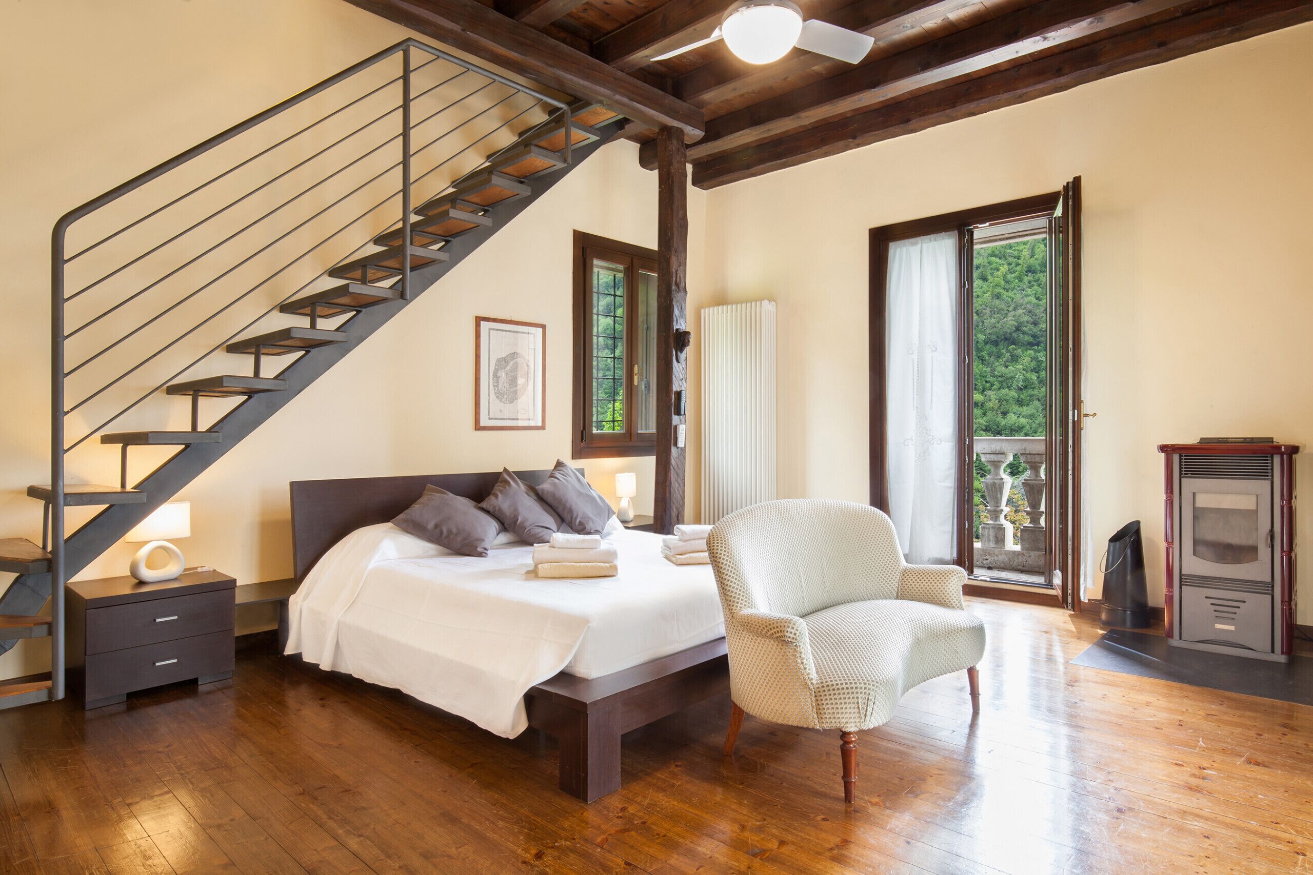 8 soveværelser, pengeskab på værelset, strygejern/strygebræt