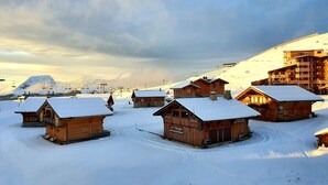 A snow-covered village with wooden buildings, including a bar and restaurant. - Studio with mountain corner 1 (AVORIAZ)