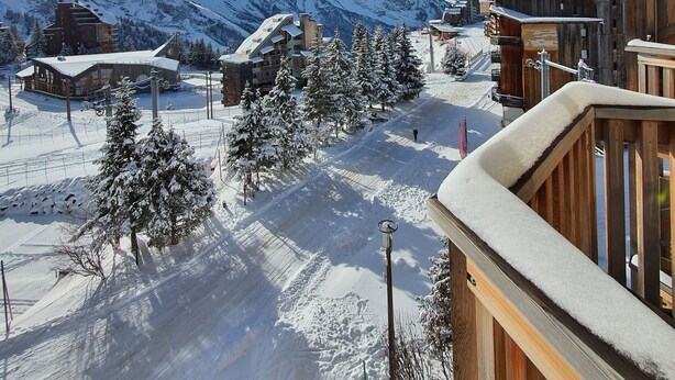 A snow-covered mountain resort with wooden buildings and ski slopes. - Studio with mountain corner 1 (AVORIAZ)