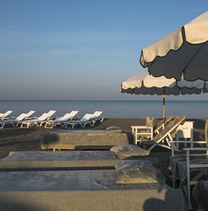A beach with rows of sun loungers and umbrellas. - House Versilia Luca e Giada, 5 km from the sea! (Querceta Lucca)