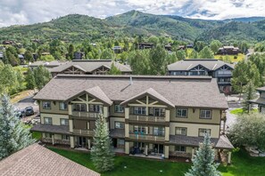 Situated in a mountainous area, this traditional building offers scenic views of the surrounding landscape.