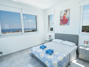 4 bedrooms, iron/ironing board, WiFi, bed sheets
