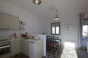 Een koelkast, een oven, een vaatwasser, een koffiezetapparaat/waterkoker