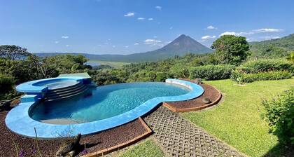 Serenity Home. Amazing house with Gorgeous panoramic views and Swimming pool.