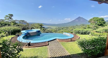 Nouvelle maison de vacances avec de magnifiques vues panoramiques et piscine.