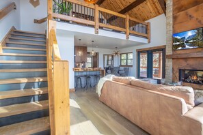 Smart TV, chimenea, estéreo