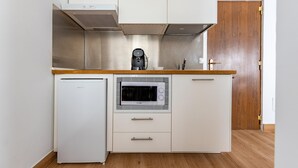 Cafetera y tetera, microondas y tostadora 