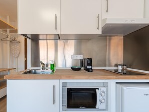 Mikrowelle, Wasserkocher mit Kaffee-/Teezubehör, Toaster