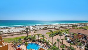 Ein Resort mit Pool, Strand und Meerblick.