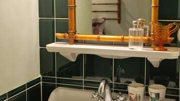 Douche, sèche-cheveux, serviettes fournies