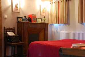 1 bedroom, desk, iron/ironing board, Internet - Les Lettres de mon Moulin - Jules Verne room (Obermodern)