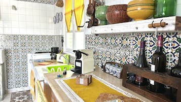 Fridge, microwave, oven, coffee/tea maker