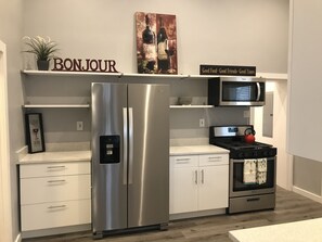 Refrigerador, microondas, horno, placa de cocina