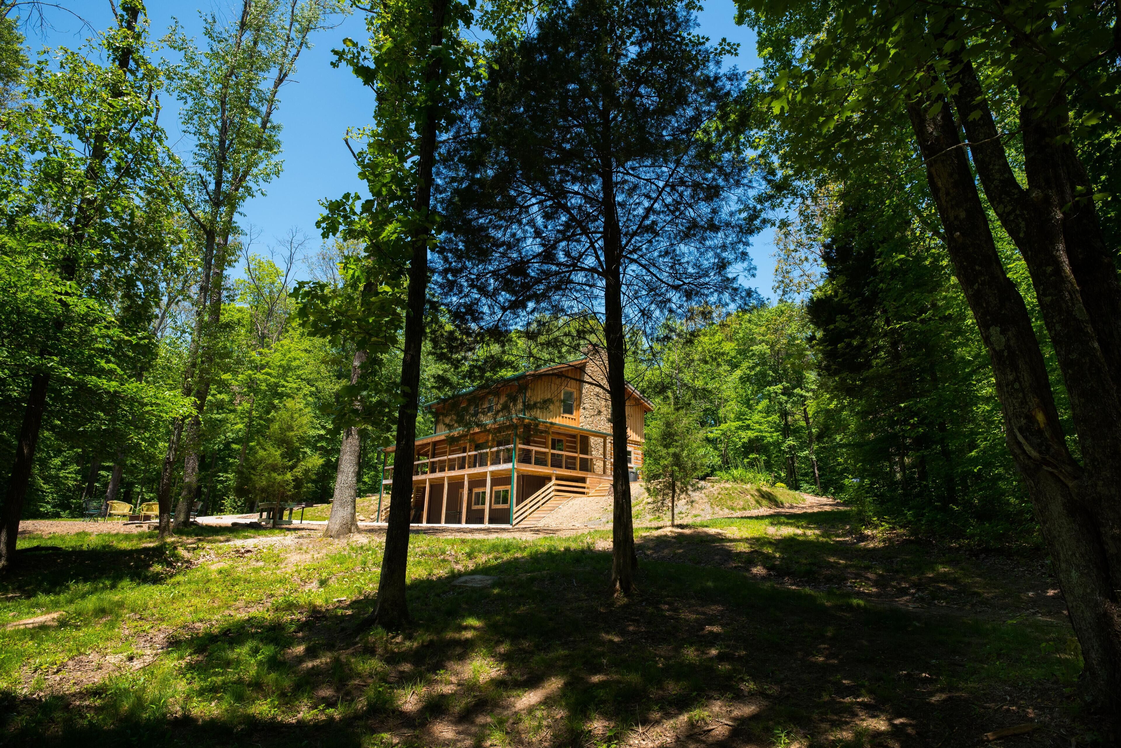 Rustic, spacious log cabin with amazing recreation room near Nashville!