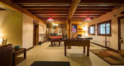 Rustic recreation room near Nashville!