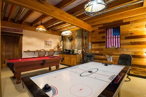 Games room - Rustic recreation room near Nashville! (Nashville)