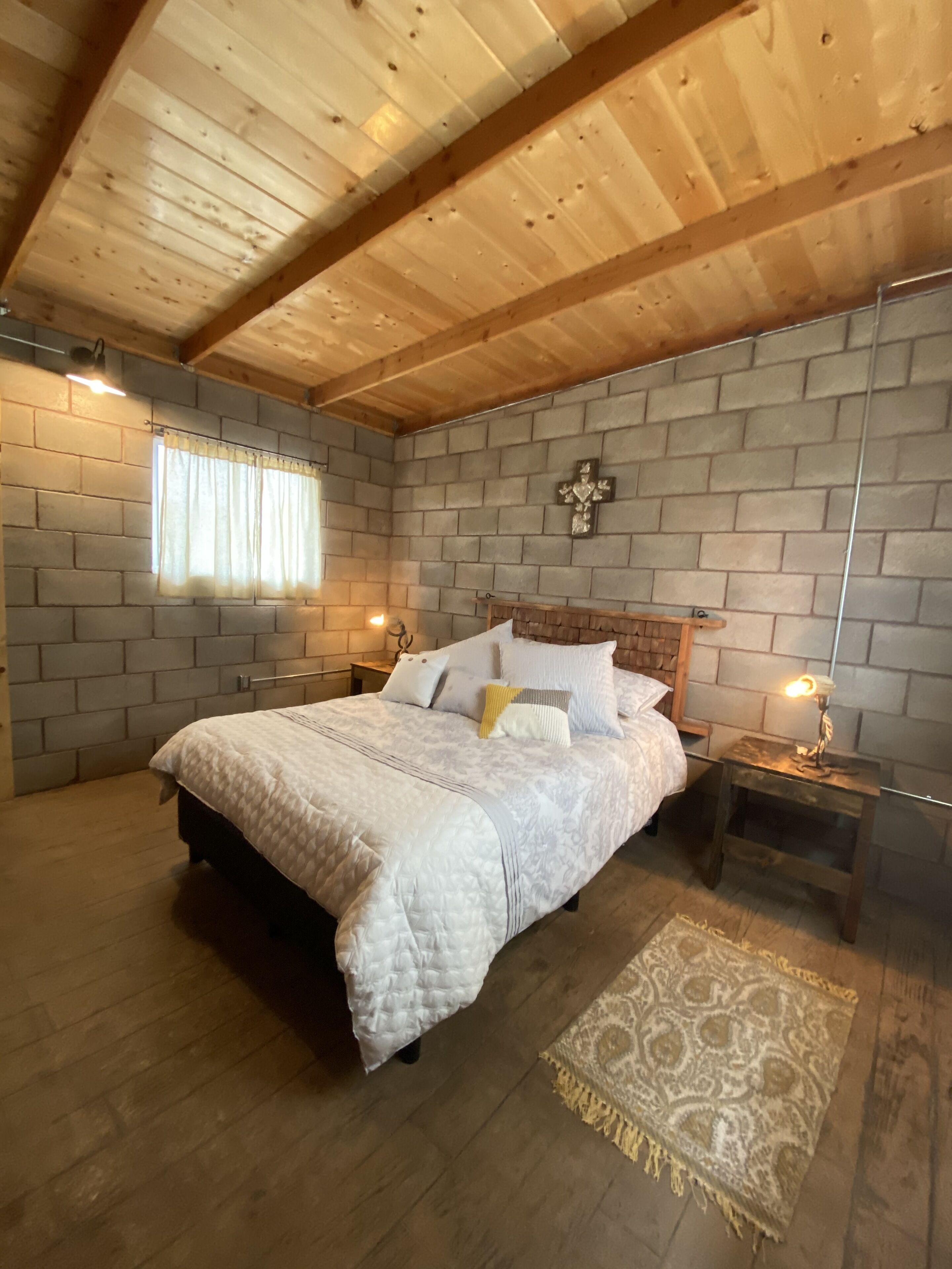 Comfort Room (Rocinante) | Premium bedding, down comforters, pillowtop beds, individually decorated