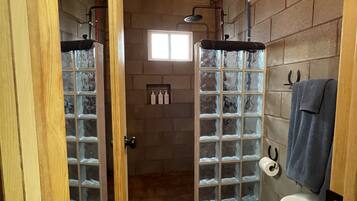 Een douche, een hydromassagedouche, een haardroger, handdoeken