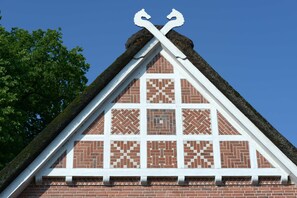 A building with a steeply pitched roof and a brick facade. - Standard Double Room - Landhotel Zur Eiche (Buxtehude)
